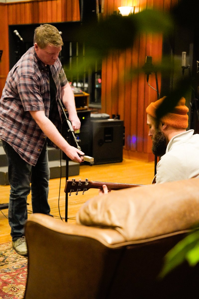 musicdistrictfc's tweet photo. Ups to John Broaddus, music producer and @BerkleeOnline instructor, for sharing all the mic knowledge at #GrooveTheory this week ๐๏ธ๐ค big takeaway for your recording projects: the most expensive mic isnโt always the right choice for a given situation! #musicproduction #focomusic https://t.co/yD8kspwHhv