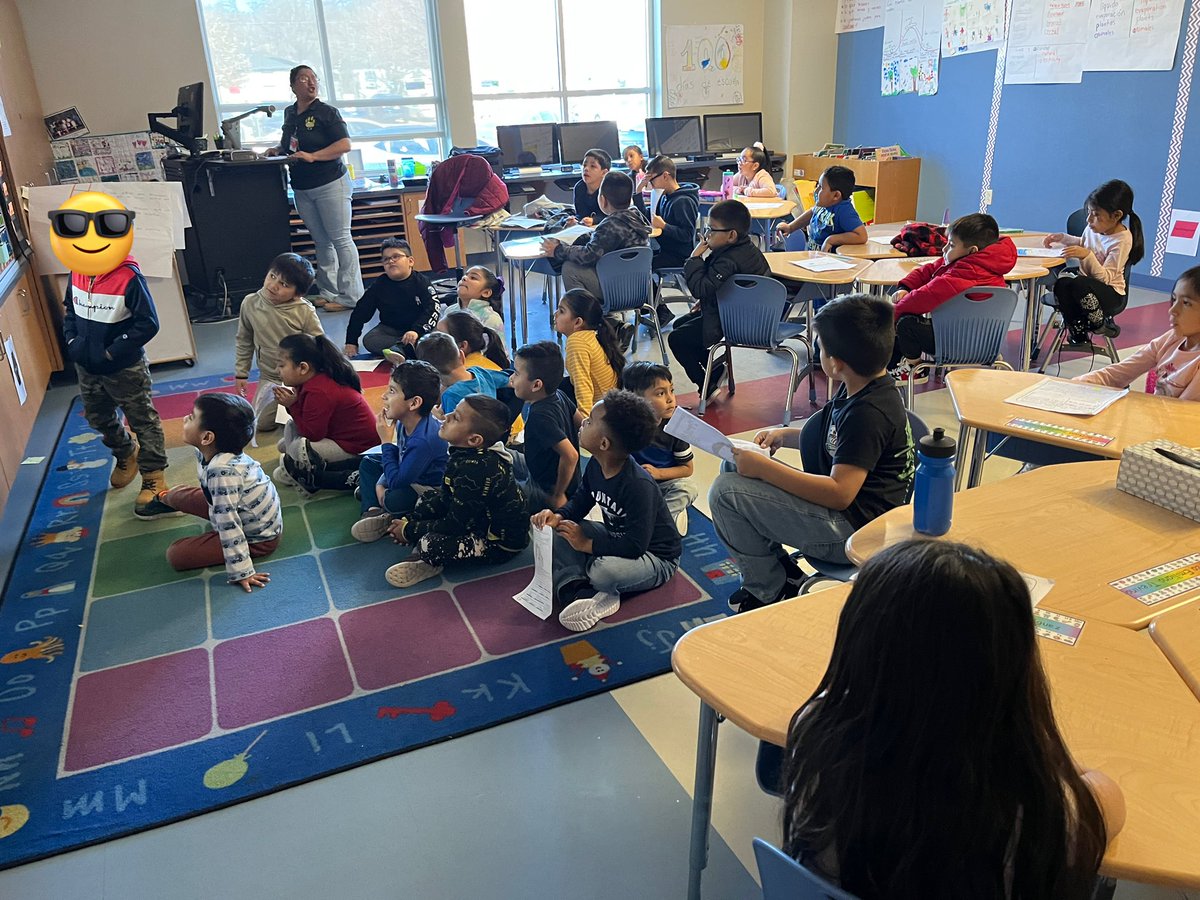 SPerezCe's tweet photo. Muchísimas gracias @PParrRey y su clase por invitarnos a su salón a leer nuestra escritura. Estaban muy emocionados de ir y compartir su trabajo. Fue un gran placer escuchar su escritura también 🥰 #ceroars https://t.co/lxVYAkQvnc