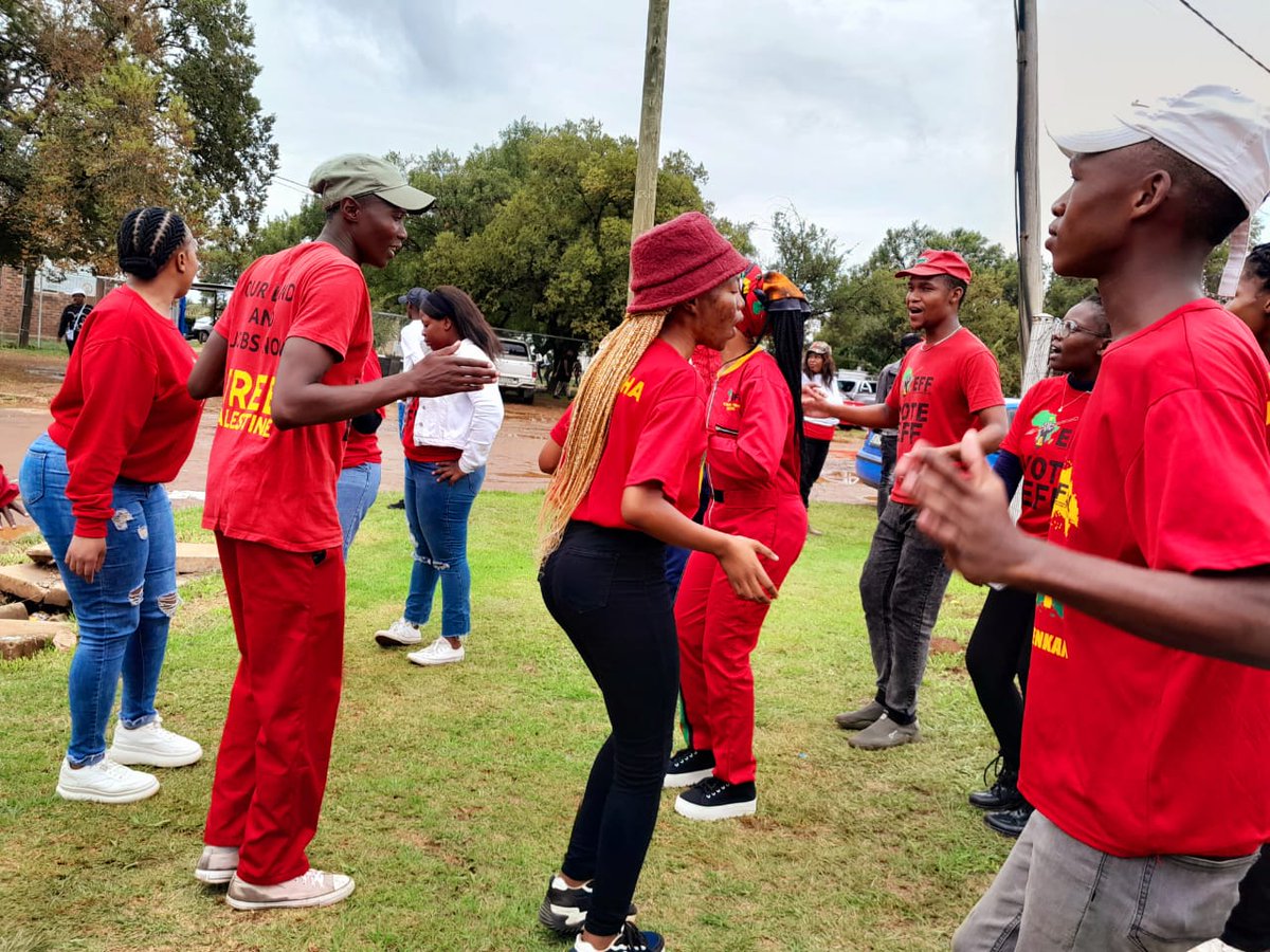 EFFYouthCommand's tweet photo. ♦️In Pictures♦️

EFFSC Treasurer General @Amanda_Ntombela, leading a mass recruitment drive and Sizofunda Ngenkani Campaign at Taletso Tvet College, Litchtenurg Campus in the North West Province 

#SizofundaNgenkani2023
#JoinEFFSC
#EFFTurns10 https://t.co/M6wHM0qvNM