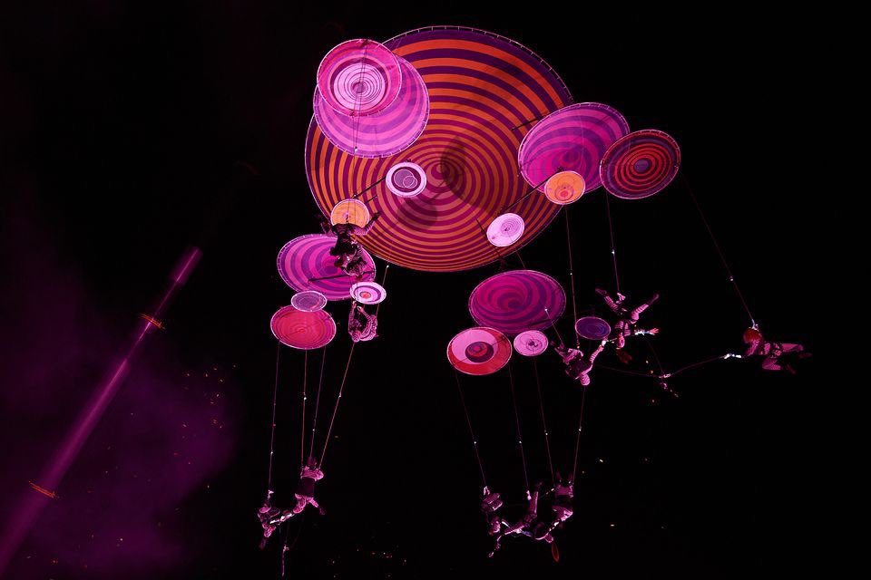 A memorable experience of the dialogue between a concert by the rock band #DuchampPilot and the aerial show of the Spanish company Voalá Project highlighted in the Muare´ Experience show, in Piața Unirii.