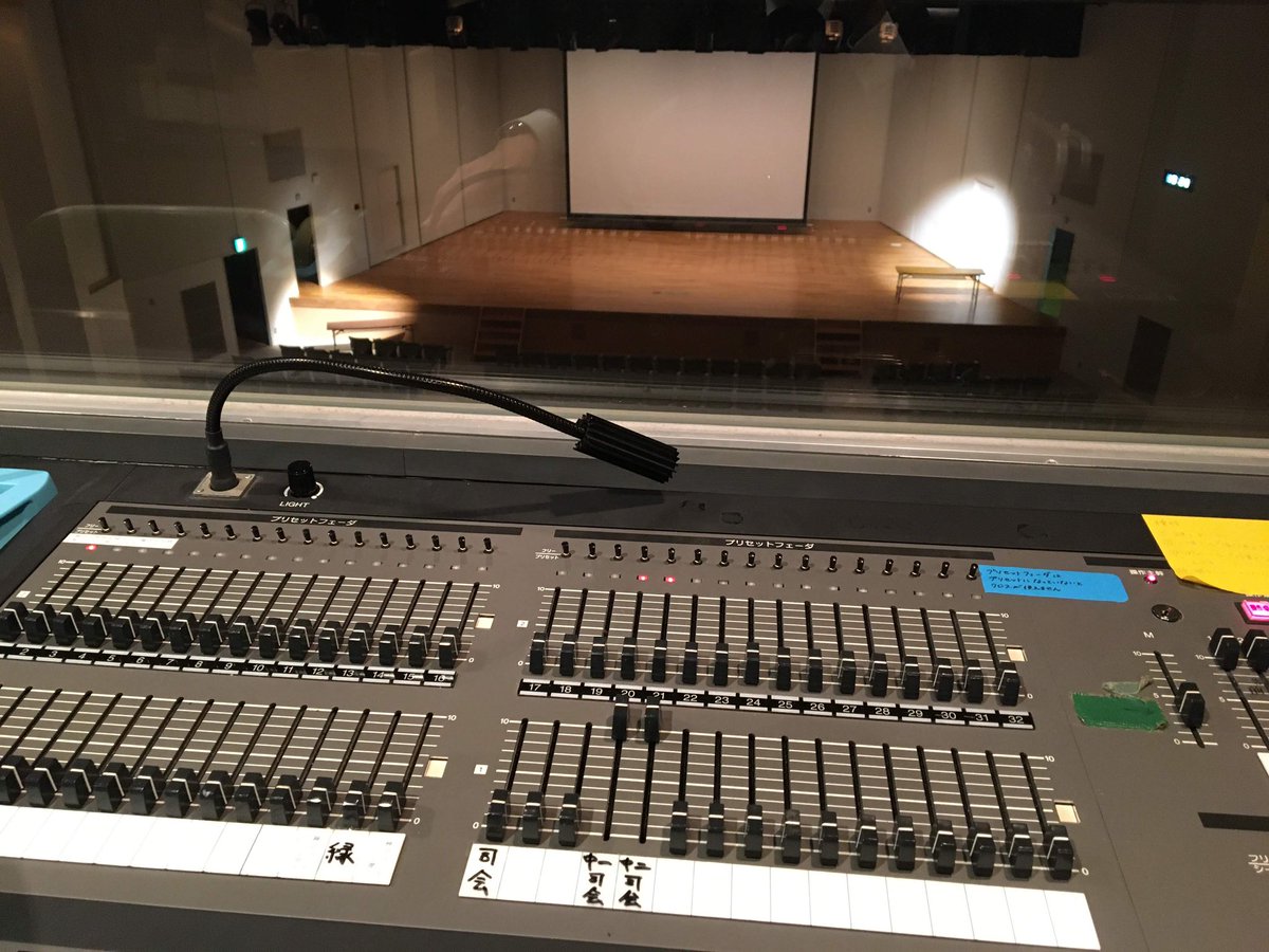 shujitsu_drama's tweet photo. ②潜在的に興味ある生徒への広報
→新歓公演をやめました。こちらが見せたいだけになってたので。新入生が本当に見たいのは機械的な操作卓や工具を扱うプロ意識のある先輩、大掛かりな大道具、綺麗な発声でした。やってみてー！これならできるかも！というきっかけをつくり、ハードルを下げました
続 https://t.co/QYcd6C1szU