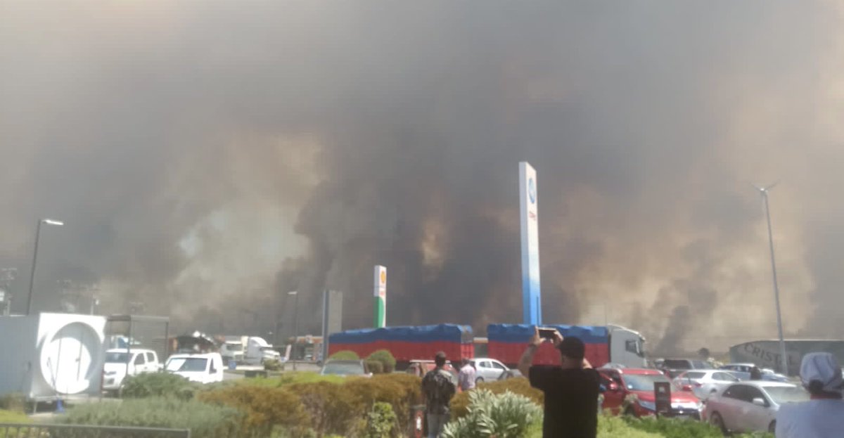 Pdte. <a href="/GabrielBoric/">Gabriel Boric Font</a>: su helicóptero en el que posa para redes sociales podría aterrizar también acá en Victoria, porque el fuego nos consume. 

A los terroristas se les combate de frente y con inteligencia, NO desde Instagram!!!
#ArdeLaAraucanía