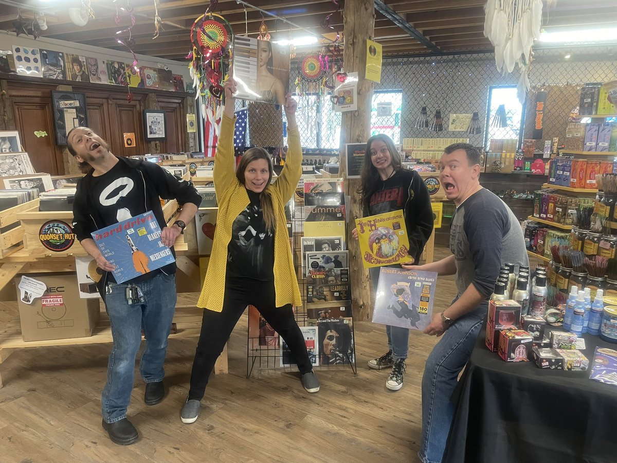 Quonset_Hut's tweet photo. RSD List dropped🫳📜! Let us know what you’d like to see for RSD 4/22! 🤗Happy Band Tee Friday & Free Vinyl Friday!🤘🏼Wear your band tee👕 & get 10% off vinyl!😁 Spend $10 or more in vinyl & get a free selection from our $5 budget bin or our 45’s box.
#qhut #bandteefriday #rsd2023 https://t.co/tSIldFPuLh
