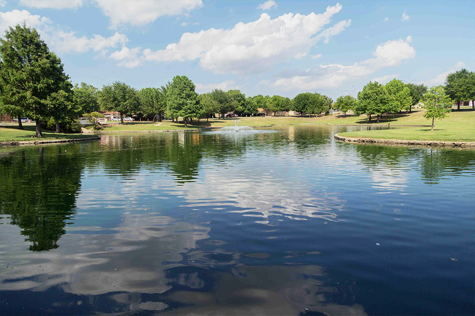 ArlingtonParks's tweet photo. Our #ParkOfTheWeek is Gateway Park! A serene pond serves as the focal point of the park where you can picnic, visit the wildlife, or just relax by the water. A paved path stretches .3 miles around the pond for a short stroll through this neighborhood park.
815 W Arbrook Blvd https://t.co/PV1SxVNgvQ
