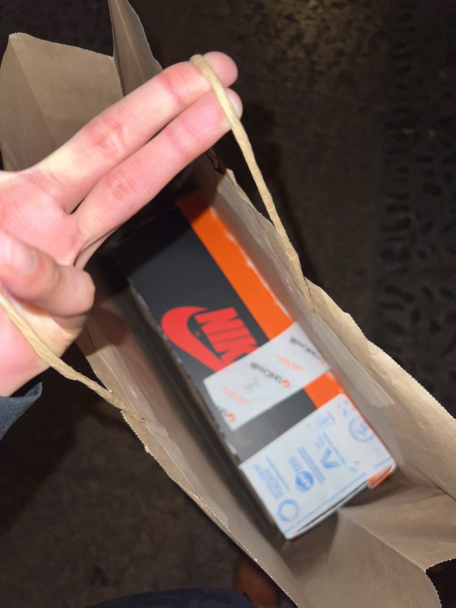 CriResell's tweet photo. Lost &amp; Found instore, @LaGrottaLacking non ne sbaglia una ✨ https://t.co/9YBdmzdIwe