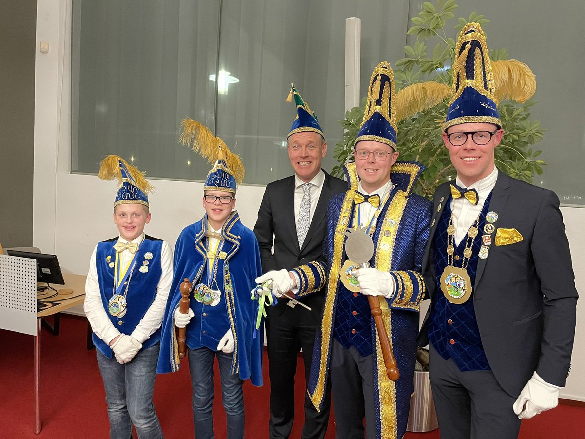 MarkPaters's tweet photo. Welkom in #Smoezenland! Vanavond de sleuteloverdracht in het gemeentehuis van @gemtwenterand door burgemeester @JCFBroekhuizen aan Prins Han van @desmoezen! Tot en met dinsdag regeert Prins Han de eerste over #Smoezenland #alaaf #Carnaval2023 https://t.co/HPaqFta77H