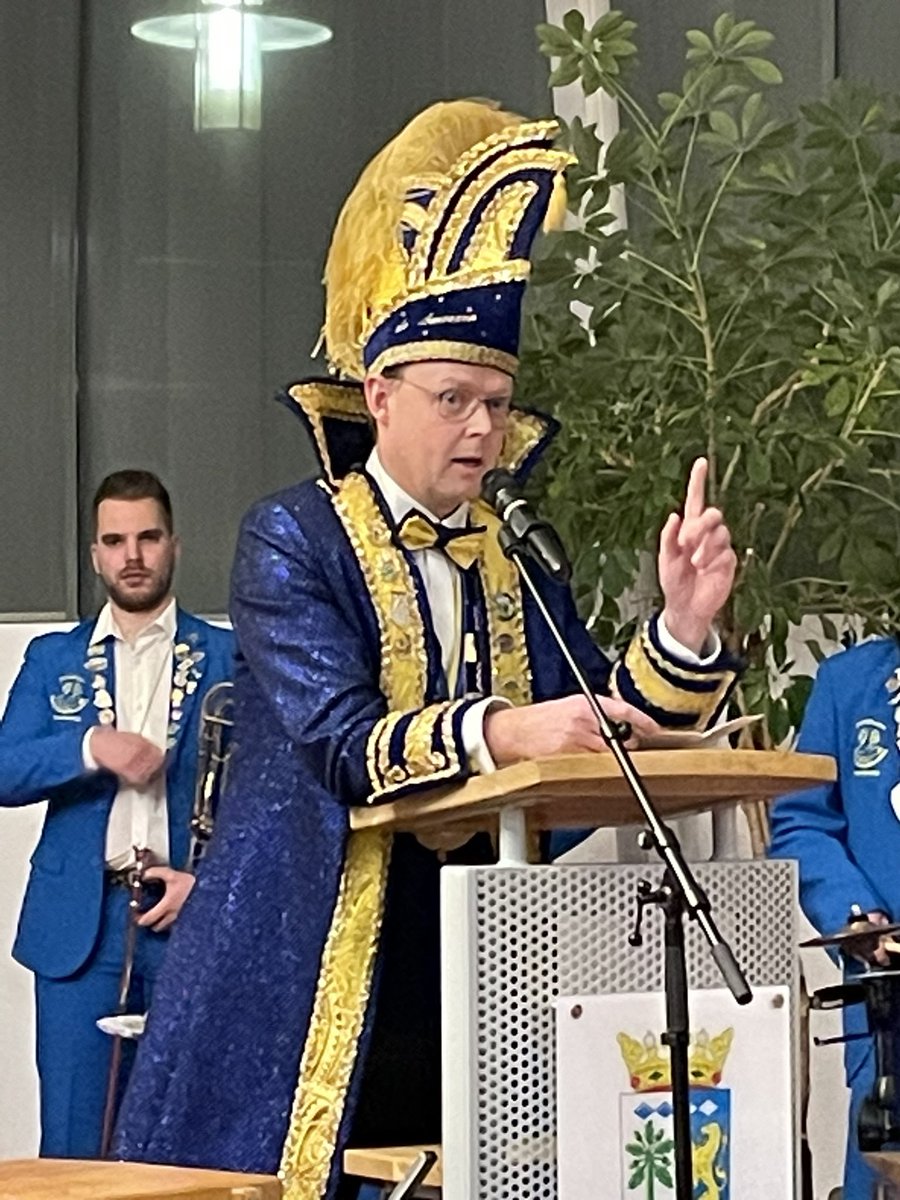 MarkPaters's tweet photo. Welkom in #Smoezenland! Vanavond de sleuteloverdracht in het gemeentehuis van @gemtwenterand door burgemeester @JCFBroekhuizen aan Prins Han van @desmoezen! Tot en met dinsdag regeert Prins Han de eerste over #Smoezenland #alaaf #Carnaval2023 https://t.co/HPaqFta77H