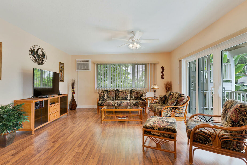 Kahaluu Mauka - This 2 Bed/2 Bath home is 150 ft to the water's edge and is situated on the mountainside of the second floor of a triplex building - Pu'uwai O' Kahalu'u (in the heart of Kahalu'u) #hawaiivacation

🏠 Book direct and save:konacoastvacations.com/kahaluu-mauka/