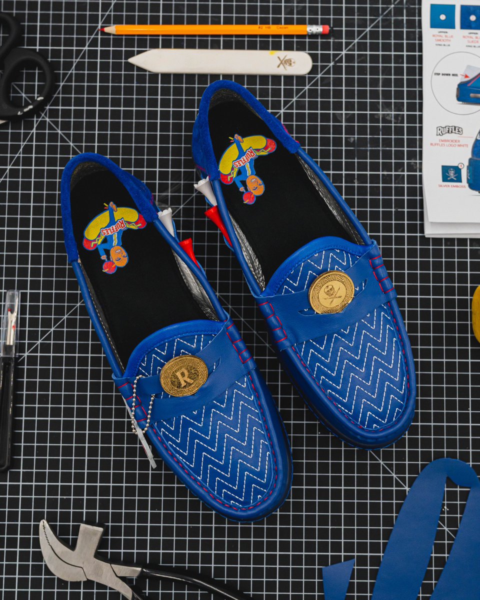 TheShoeSurgeon's tweet photo. #Ruffles_Partner We had to show out and create an original design to celebrate @Ruffles and Charles Barkley's new hot dog flavor for #NBAAllStar! Custom 1-of-1 size 17 pair of Ridge Top Loafers, perfect for a pre-game OR post-game show. #InsideTheNBA https://t.co/xrRFLya1KU