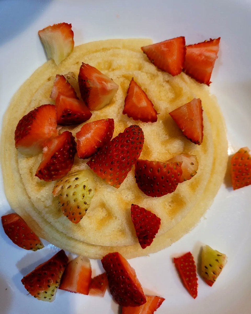 #delicious and #easy #homemade #glutenfree Waffles with strawberries 🍓.

#waffle #wheatfree #allergyfriendlyfood  #limitlessallergies #canadianfoodbloggers #allergyfriendly #breakfast #myslowandsimple #makingwinter #foodallergyblog #stylingmycreativity #creating_boldly