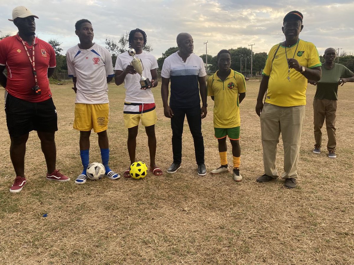 seclarendon2020's tweet photo. South East Clarendon is full of talent and on Sunday our Lionel Town Sports Academy was on full displaying winning 4-3 to Kickers Academy in a football match.
It was my pleasure to hand over the MVP trophy and also to make a donation of $20,000.
#Charlesontheground
#BuildingSEC https://t.co/pSoRGZ6sHR