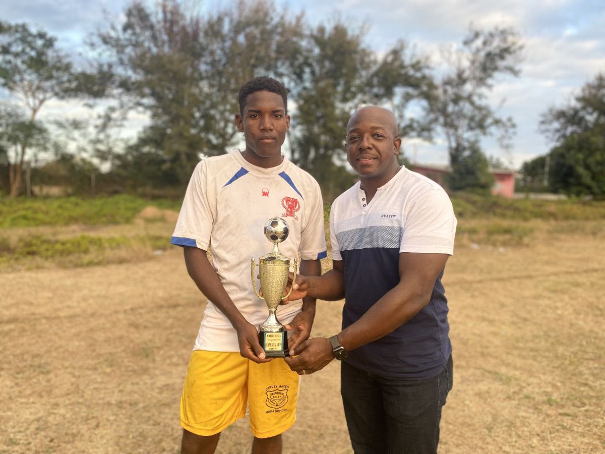 seclarendon2020's tweet photo. South East Clarendon is full of talent and on Sunday our Lionel Town Sports Academy was on full displaying winning 4-3 to Kickers Academy in a football match.
It was my pleasure to hand over the MVP trophy and also to make a donation of $20,000.
#Charlesontheground
#BuildingSEC https://t.co/pSoRGZ6sHR