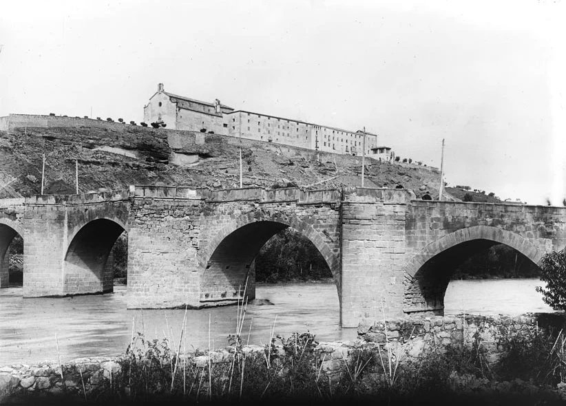 Santuari del Sant Crist, a Balaguer.
Descripció: Vista panoràmica del santuari del Sant Crist a Balaguer; en primer terme, el pont sobre el riu Segre.
 [1906 - 1907]

📷 Brunet i Recasens, Francesc

#balaguer #turismebalaguer #aralleida #postureiglleida #historiaambcolor