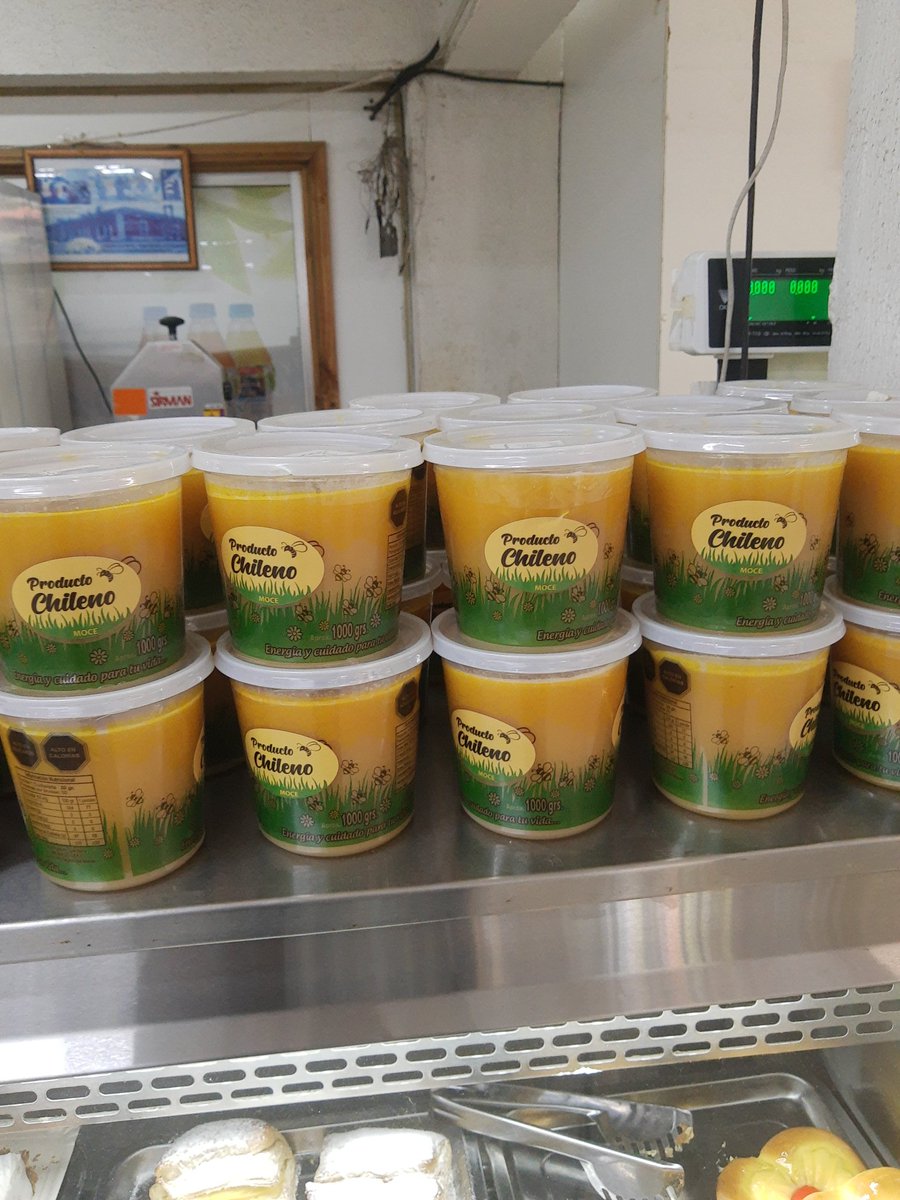 Falsa miel de Productos MOCE, empresa curicana, en estanterías de supermermercados y en la feria callejera de Constitución a $4.000 el pote.

ejera va de