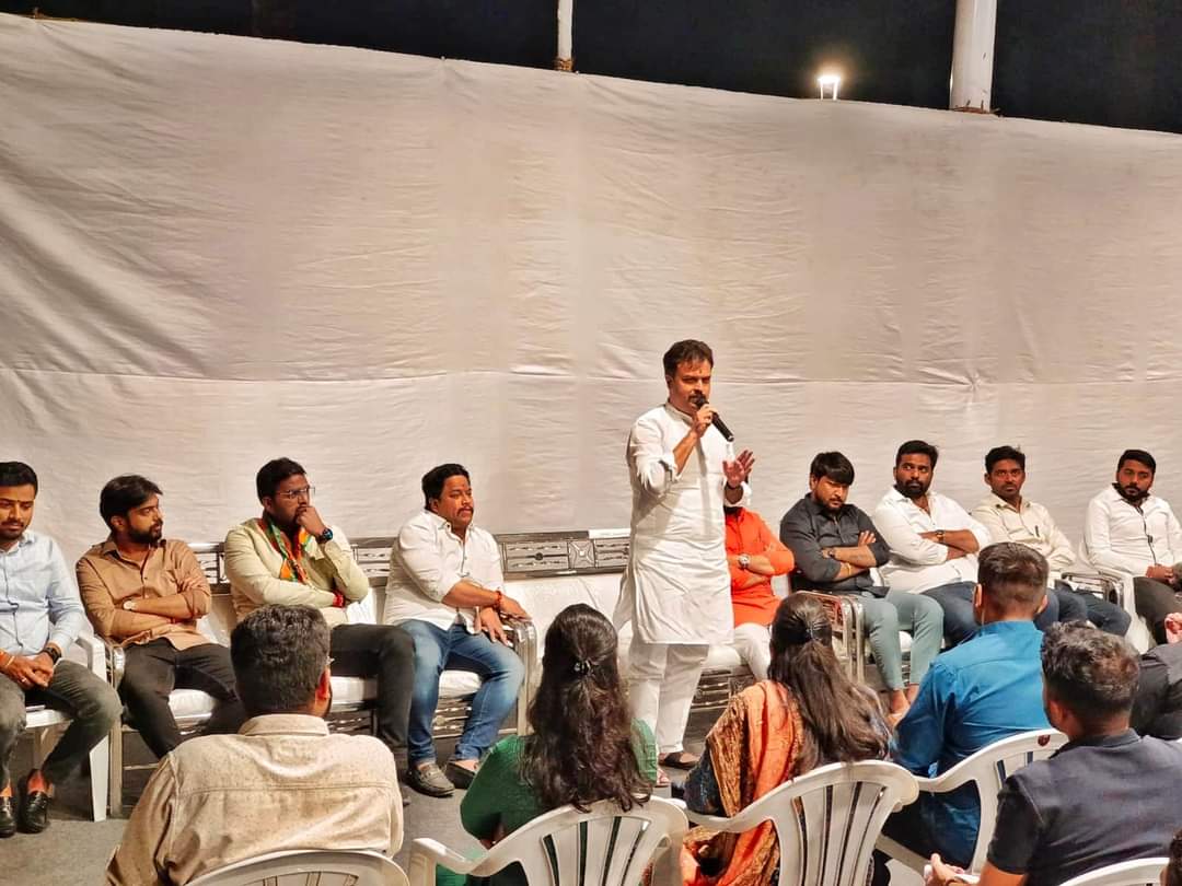 BJYM4Kothrud's tweet photo. करुन घेण्याची संपुर्ण जबाबदारी कोथरुड भारतीय जनता युवा मोर्चाने उचलली असुन आदरणीय @HemantNRasane  यानां या पोटनिवडणुकीत जास्तीत जास्त मताधिक्याने विजयी करण्यासाठी सर्व कटीबध्द असल्याची ग्वाही @DushyantMohol यांनी प्रदेश सरचिटणीस विक्रांतजी पाटील यानां या प्रसंगी दिली. https://t.co/rFy2nHH40n