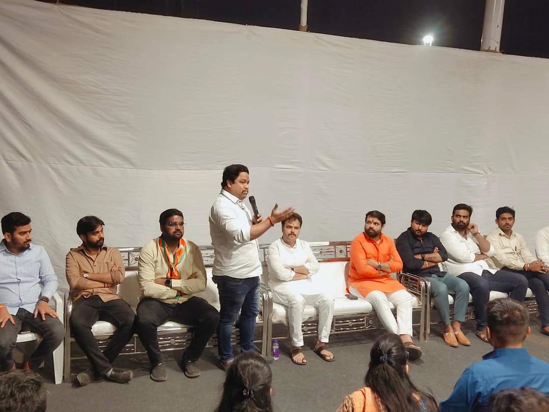 BJYM4Kothrud's tweet photo. करुन घेण्याची संपुर्ण जबाबदारी कोथरुड भारतीय जनता युवा मोर्चाने उचलली असुन आदरणीय @HemantNRasane  यानां या पोटनिवडणुकीत जास्तीत जास्त मताधिक्याने विजयी करण्यासाठी सर्व कटीबध्द असल्याची ग्वाही @DushyantMohol यांनी प्रदेश सरचिटणीस विक्रांतजी पाटील यानां या प्रसंगी दिली. https://t.co/rFy2nHH40n