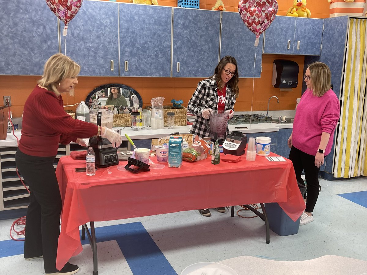 nancygleonard14's tweet photo. Thank you Donna Webb @brightskySGF for the healthy smoothie demonstration at Schofield Elementary and Transportation this week! @RepublicSchools #RepMOWellness #loveyourbody #healthybreakfast https://t.co/4F8kBPDFw7