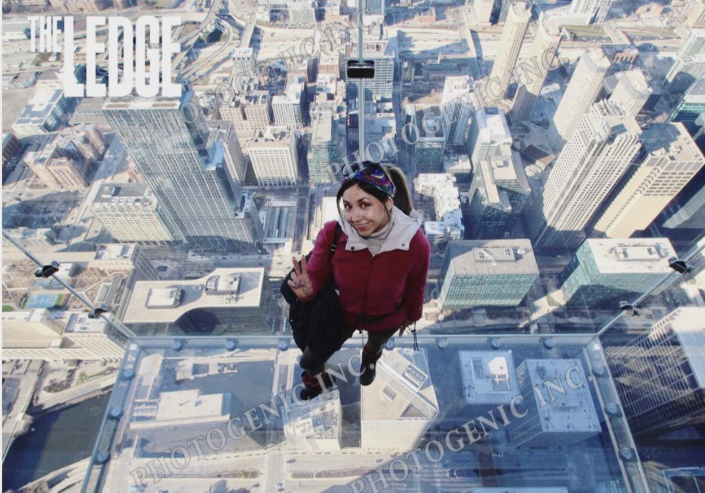 DanyGrass's tweet photo. Byebye frioooo 😎😎😎 holi asqueroso calor y holi mis tias con la chankla 🙄🙄🙄 #calorno #friosi #-7grados #lamasfeloz #byebyefrio #teextrañare #chicagorules #skydeckchicago #360view #viajera #vacaciones #peropermanentes #danygrass @DanyGrass https://t.co/hLi2ploMfw