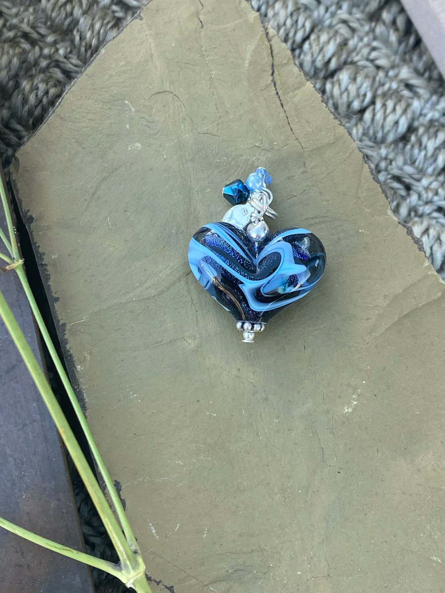 StudioBBdesigns's tweet photo. Get ready to turn heads with this stunning blue &amp; black heart 💙🖤

Shop Now: https://t.co/tkdudk3aRy

#glassheart #heartofglass #handmadejewelry #glasshearts #lampworkglassheart #glassjewelry #studiobbdesigns #handmadeisbetter #lampworkglass #glass https://t.co/wQPwp30RNQ