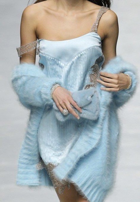 AnzelikaSimon's tweet photo. Blumarine, FW08 https://t.co/aHVqpPF4Mt