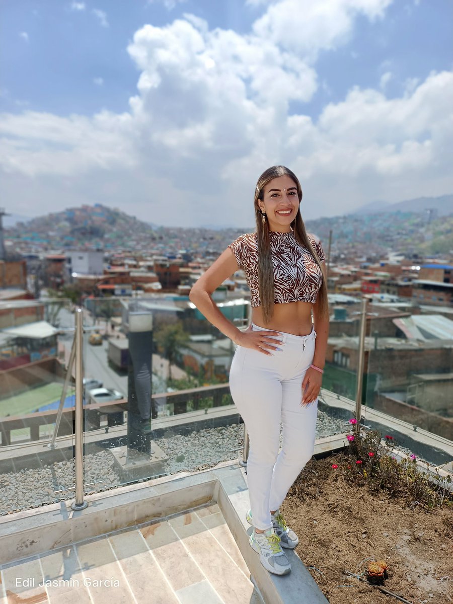 EdilJasminG's tweet photo. Nadie se hace grande haciendo sentir pequeños a otros. Grande es aquel que consigue engrandecer a los que tiene alrededor 🌻
Yo❤️CiudadBolívar #Edila #politica #Represento #amor #compromiso @ALCBolivar @PartidoVerdeCoL @GobiernoBTA https://t.co/5j8ArIBgTs