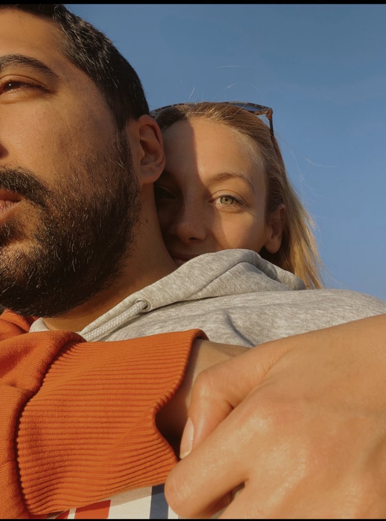 kırk sesle yıkansam da gitmez kalbimden sesin
ben dik gölgem kambur
bu leke başka..