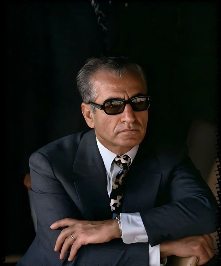 Dokhi_sag's tweet photo. شاهزاده رضا پهلوی:
"درباره پدرم،تاریخ قضاوت خواهد کرد"

نظر شما درباره شاهنشاه محمدرضا پهلوی چیست؟ https://t.co/GULjLTLADa