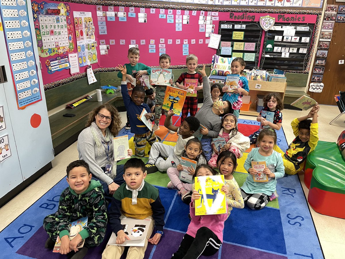 After a long week - there’s nothing better than getting in the classrooms and having fun with kids! #RocklandReadIn was a blast!  Thanks @ConnorCougars @LaurenBurr25 #mountiepride