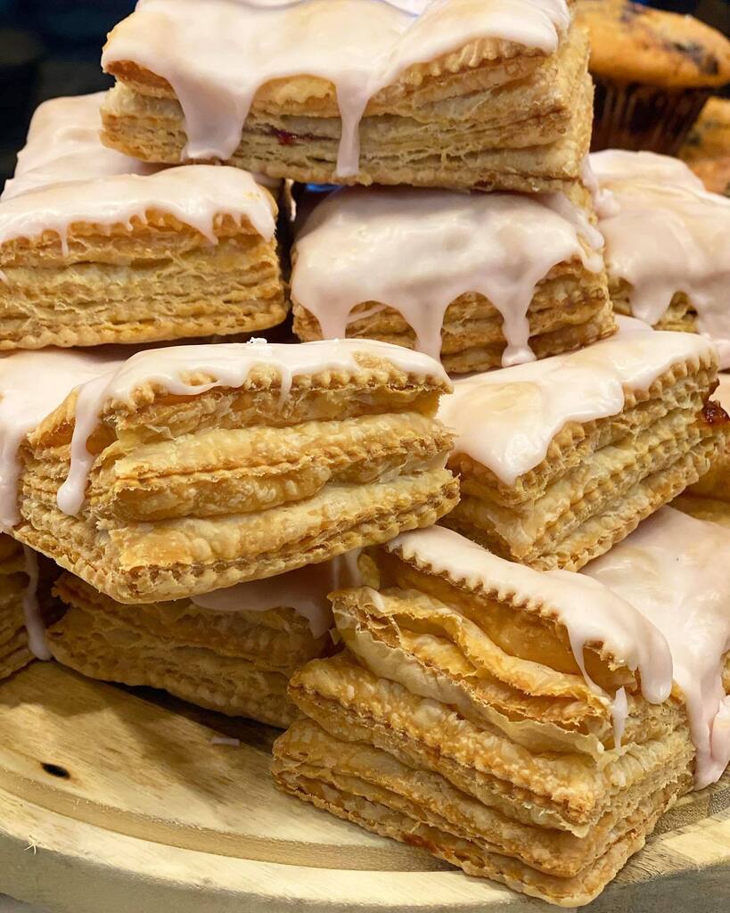 Our raspberry pop tarts are made with the flakiest pie dough and filled with thick raspberry jam and glazed with fresh raspberry glaze. Each one stamped and cut by hand these are a true labor of love 💕 by our baking team. 👩🏼‍🍳🎉🙌#flourbakery #raspberr… instagr.am/p/Coxq7zjuUUT/