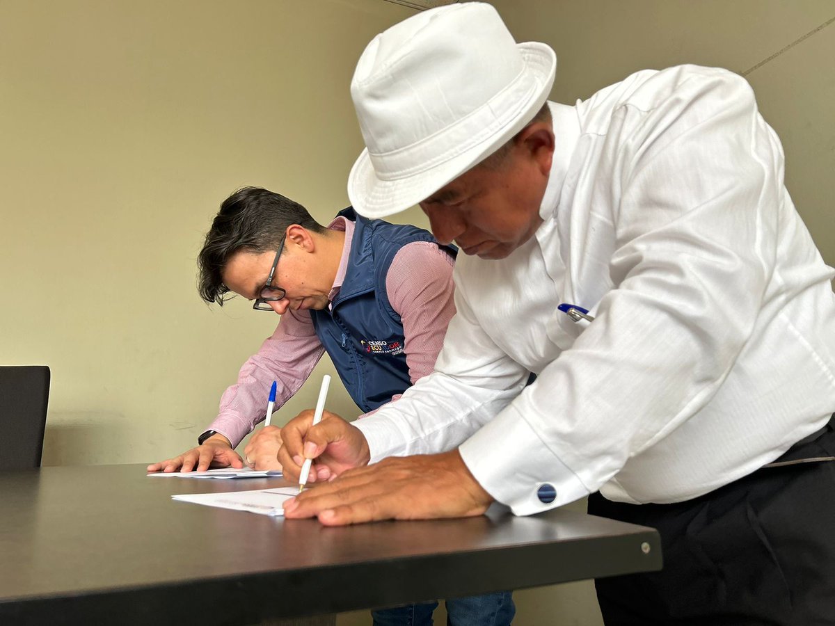 censoec's tweet photo. El #CensoEcuador 🇪🇨avanza. Junto al pueblo Cholo firmamos el acuerdo📄 sobre el cuestionario del censo de Comunidades. #CensoEcuador #pueblocholodelecuador #Cholo https://t.co/gu2crjnrBV
