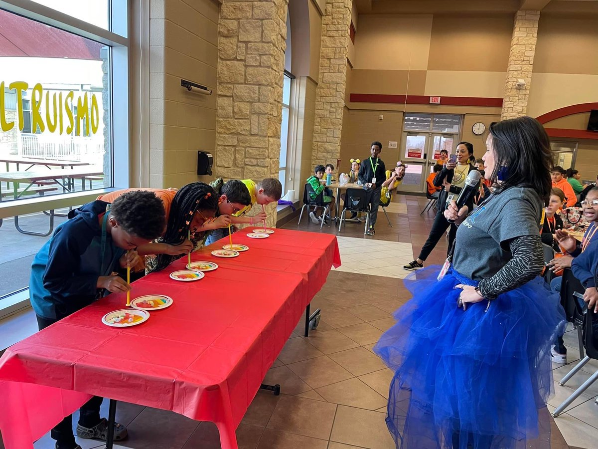 RyonMiddle's tweet photo. House challenges in lunches! And teacher house challenge in the gym this morning!! 💙🧡💚💛 #prmsrocks #prmsmagic https://t.co/amM5qy4h1j