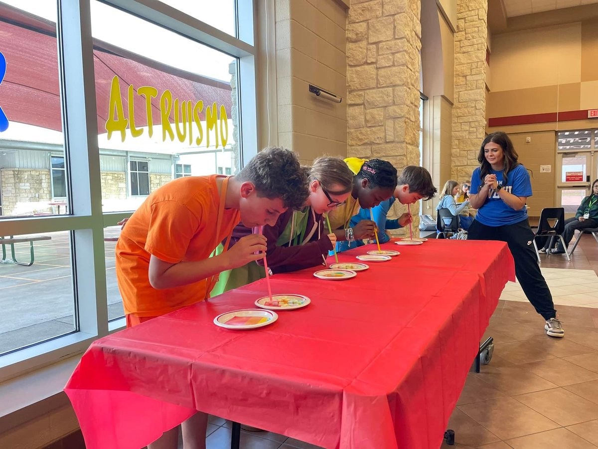 RyonMiddle's tweet photo. House challenges in lunches! And teacher house challenge in the gym this morning!! 💙🧡💚💛 #prmsrocks #prmsmagic https://t.co/amM5qy4h1j