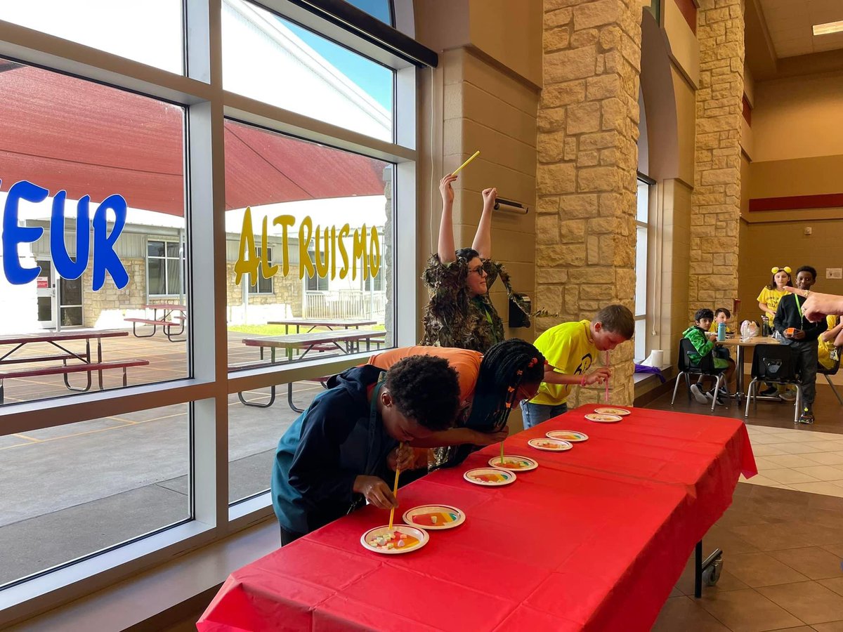 RyonMiddle's tweet photo. House challenges in lunches! And teacher house challenge in the gym this morning!! 💙🧡💚💛 #prmsrocks #prmsmagic https://t.co/amM5qy4h1j