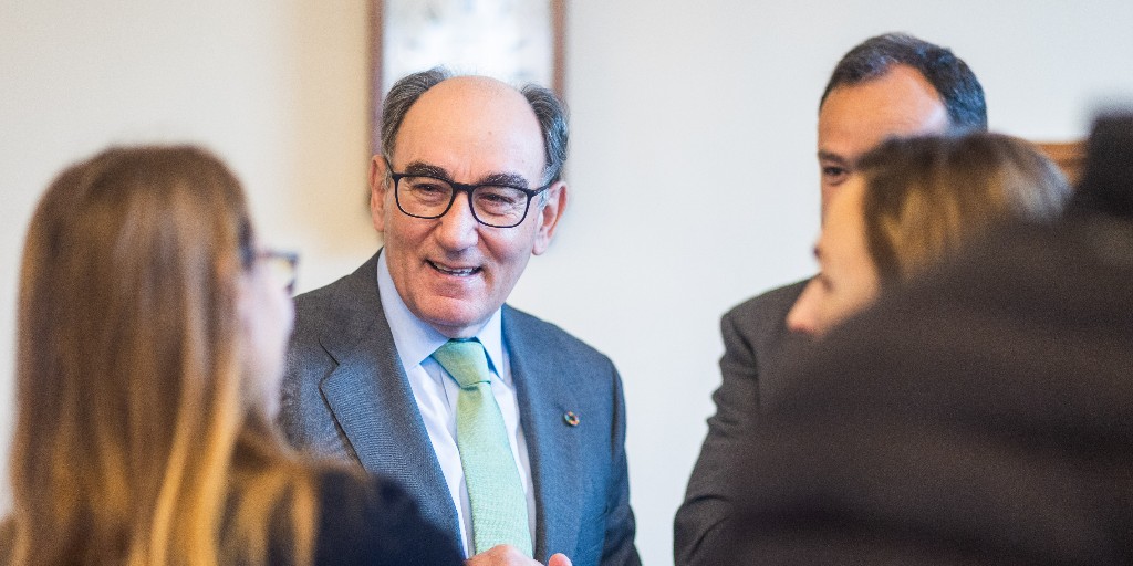 Avangrid's tweet photo. 1,000 @HarvardHBS students spoke w/ @iberdrola Exec. Chairman Galán &amp; leaders to examine the #IberdrolaGroup's clean energy strategy over the last 20 years &amp; where the Group, including AVANGRID, goes next to accelerate our clean energy transition. More: https://t.co/Ypitce7ML3 https://t.co/B04MLDKT4G