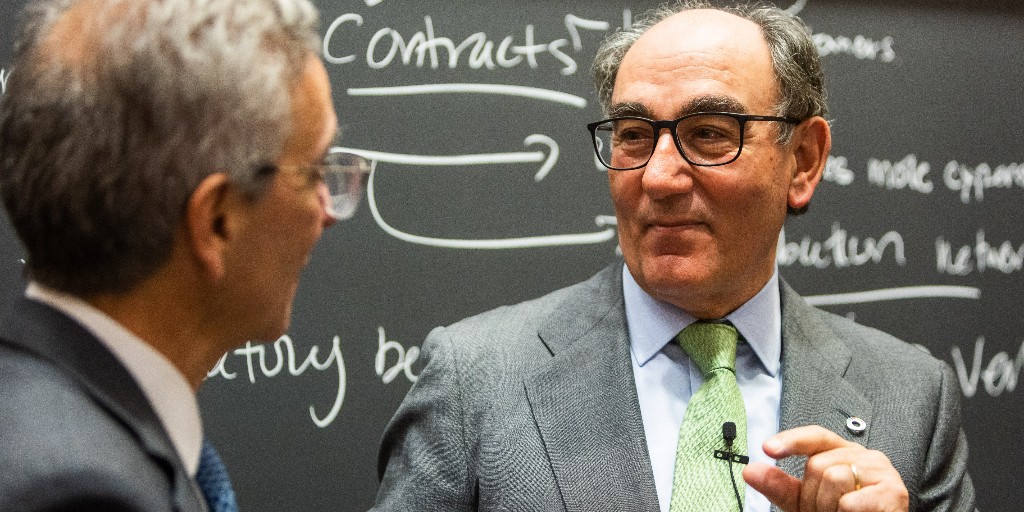 Avangrid's tweet photo. 1,000 @HarvardHBS students spoke w/ @iberdrola Exec. Chairman Galán &amp; leaders to examine the #IberdrolaGroup's clean energy strategy over the last 20 years &amp; where the Group, including AVANGRID, goes next to accelerate our clean energy transition. More: https://t.co/Ypitce7ML3 https://t.co/B04MLDKT4G