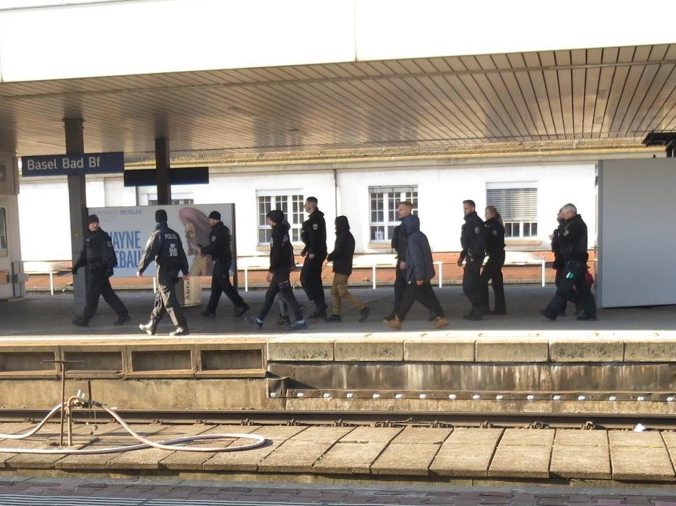 Weshalb patrouilliert die deutsche Bundespolizei im Bahnhof SBB in Basel?

Zwischen DE und CH gibt es seit Anfang Jahr einen neuen „gemeinsamen Aktionsplan“. Dieser beinhaltet, dass deutsche Polizist*innen auch in der Schweiz patrouillieren dürfen. 🧵 1/4