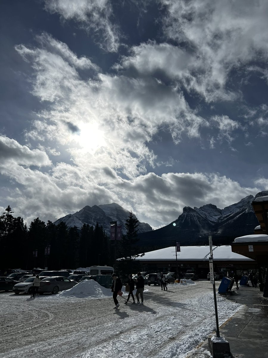 SGSJasper's tweet photo. Quick stop to stretch legs and grab something to eat at Lake Louise! Some amazing views on the drive! https://t.co/2e9tJoR3oq