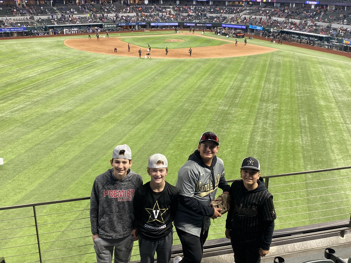 jenfromhome's tweet photo. Showtime!! Supporting our Vandyboys @GlobeLifeField https://t.co/l3mZwZo3Jb