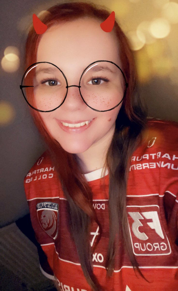 HeyaItsAlicia's tweet photo. One day I’ll be supporting @gloucesterrugby in Kingsholm instead of my sofa in Wales 🏴󠁧󠁢󠁷󠁬󠁳󠁿
#WeAreGloucesterRugby 
#SquadOfThousands #GloucesterRugby https://t.co/0pDbGZnhMJ