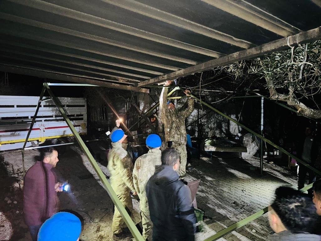 tcsavunma's tweet photo. Mehmetçik, gece-gündüz demeden deprem bölgesindeki çadır kurma faaliyetlerine aralıksız devam ediyor.
Birlikte Aşacağız! 🇹🇷 https://t.co/ROwAvhXfm9