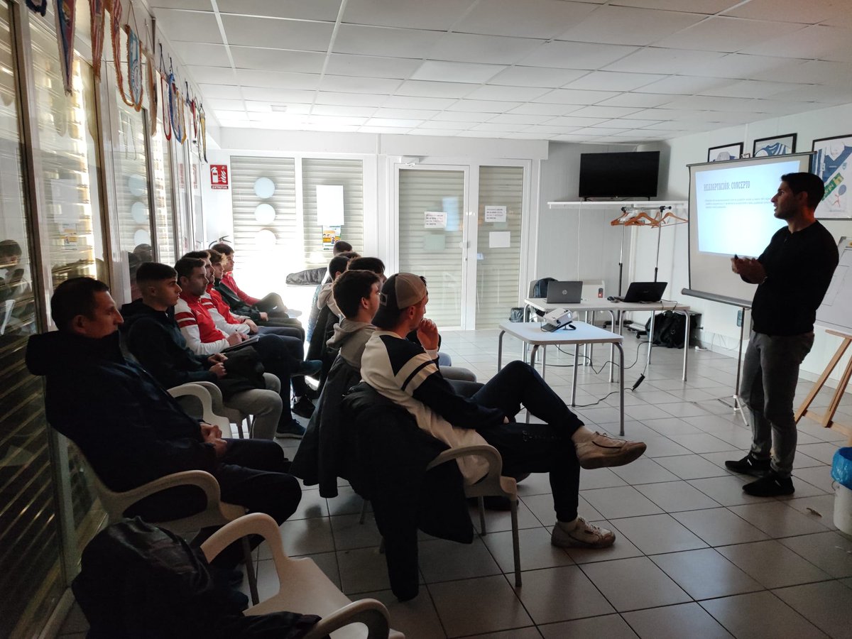 calasanzsoria's tweet photo. Imágenes de la charla ofrecida por @Korrus4 sobre la importancia de la preparación física en el fútbol base y cómo rehabilitar a los jugadores que vuelven de una lesión ¡Muchas gracias David! #formacion #preparacionfisica #calasanzsoria https://t.co/RwDtCBJzkw