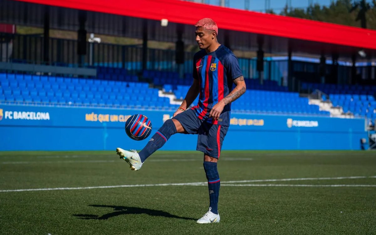 FCB_worlddd's tweet photo. 🚨🚨| FC Barcelona &amp; LA Galaxy haver reached an agreement on the transfer of Julián Araujo to Barça Atlètic. The deal is for 3 &amp; a half seasons through to 30 June 2026.
He'll start training under Rafa Márquez in the next few days.

#fcbarcelona #barcelona #barca #julianaraujo https://t.co/HmU7I1zlPi
