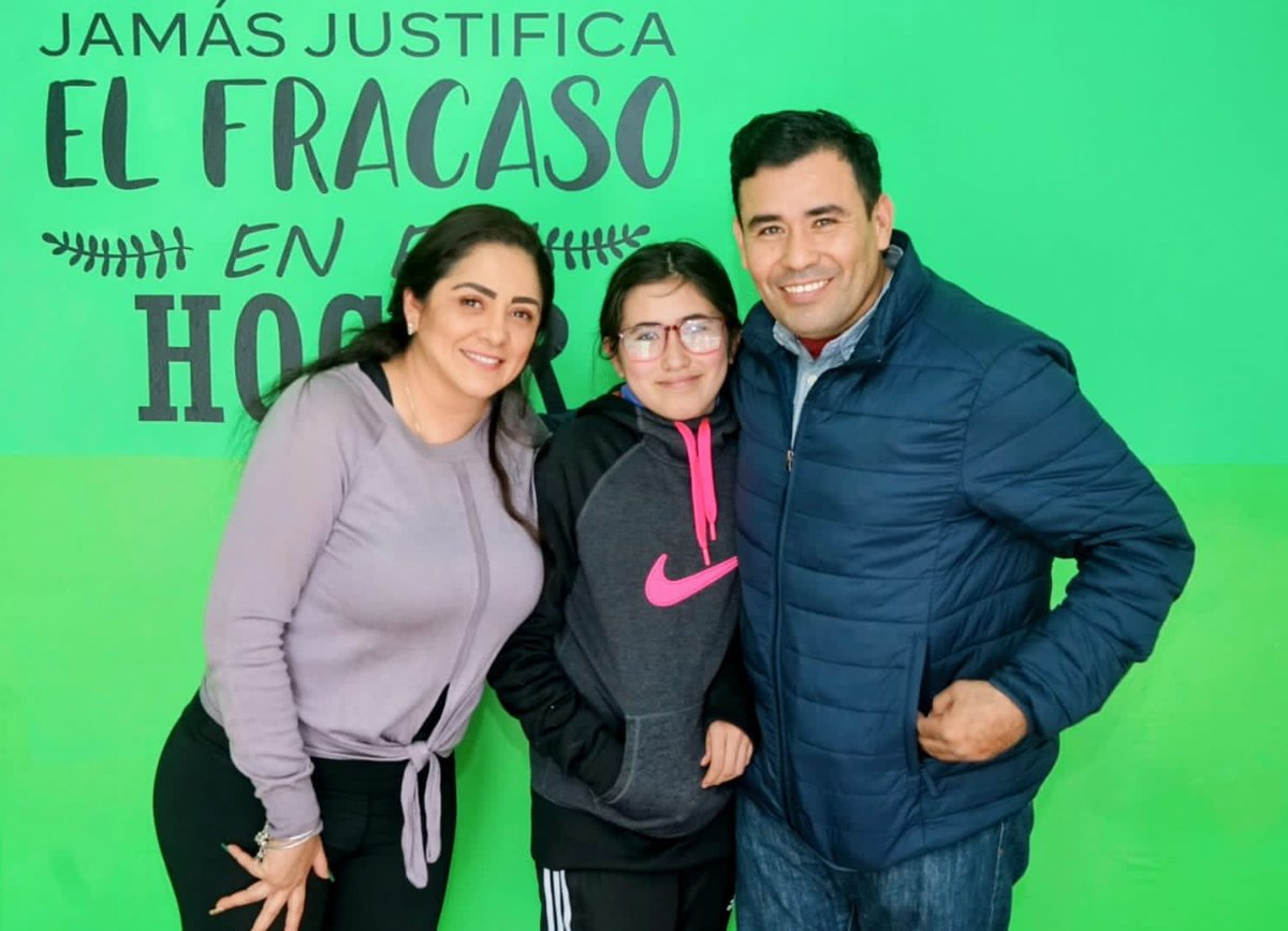 AlyGamboa's tweet photo. Un gusto enorme saludar a @JOSEORTEGA07 Titular del Registro Civil, trabajando siempre de la mano junto al Gobierno Estatal encabezado por @EVillegasV para dar los mejores resultados 💪🏼 https://t.co/ZFM3VO4taT