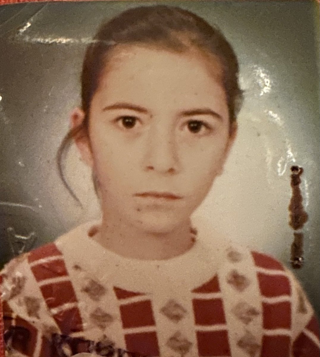 Bakın bu benim 99 depreminde evrak işlemleri için çekilmiş bir fotoğrafım. Siz ne görüyorsunuz bilmem ama ben bu fotoğrafta korkmuş, çaresiz ve bir sonraki günde onu neler beklediğini görmeyen donup öylece kalmış bir çocuk görüyorum.
