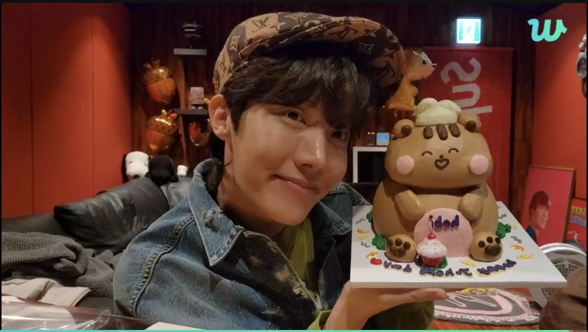 donafem13vantae's tweet photo. @bts_bighit Happy Friday it is!!!! Happy birthday to our hobi, sunshine, slayer Jhope!!! Wishing you all the best!! Thank you for always making us happy, and we wish u always to be happy! We’re always here!! Love ya! Borahae 💜🎉🎂 #BTSJHOPE #HobiDay #JhopeDay #oursunshine #BTSArmy https://t.co/xiP0H8b7v9