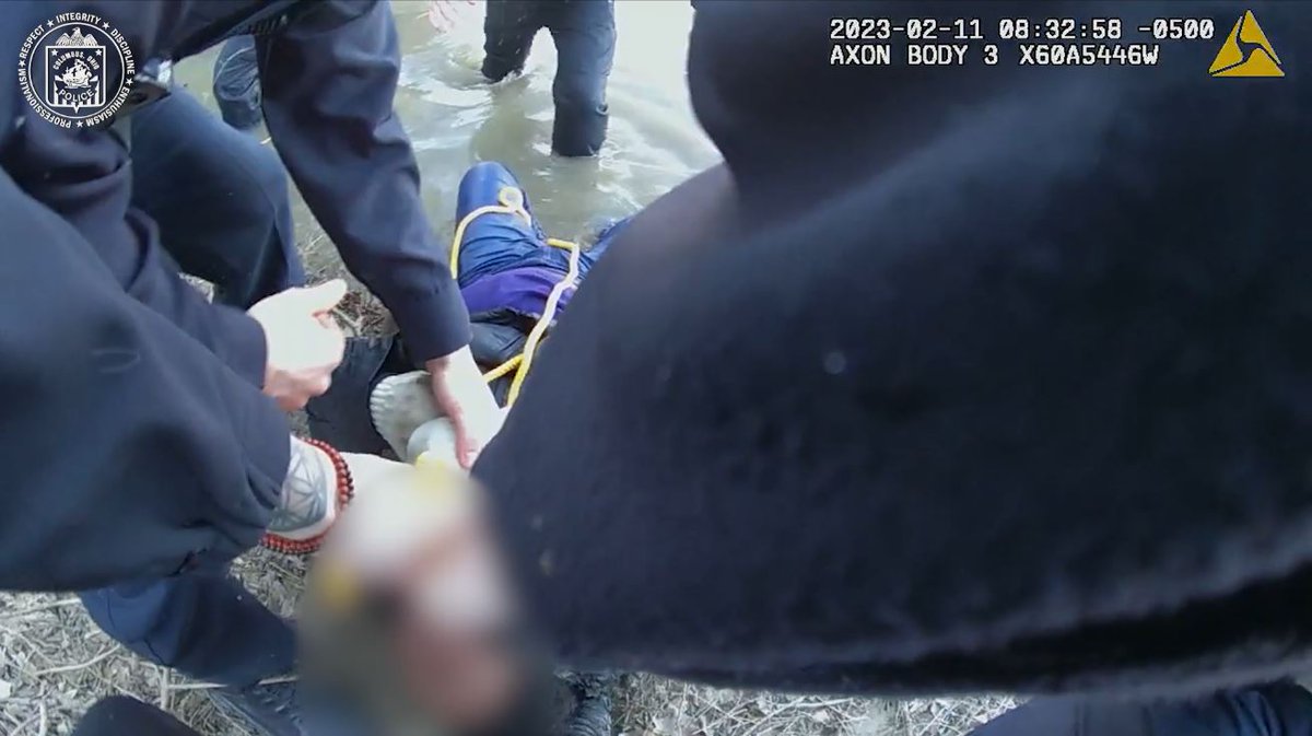 ColumbusPolice's tweet photo. Officers working Zone 5 are being commended for their quick actions to pull a woman to safety after she jumped into the Scioto River while in the middle of a mental health crisis. #Teamwork 

WATCH: https://t.co/jObbe8PYiw https://t.co/AjDJX9FLjr