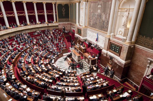 francoisedegois's tweet photo. Tension extrême à l’assemblée pour ces dernières heures avant le « non » vote sur les #retraites. Je n’ai jamais vu un tel tour de passe passe démocratique. Et l’arrogance de cette majorité relative est caricaturale dans ses attitudes, ses réponses, ses ricanements @LCP #DirectAN https://t.co/L4VuYob3lS