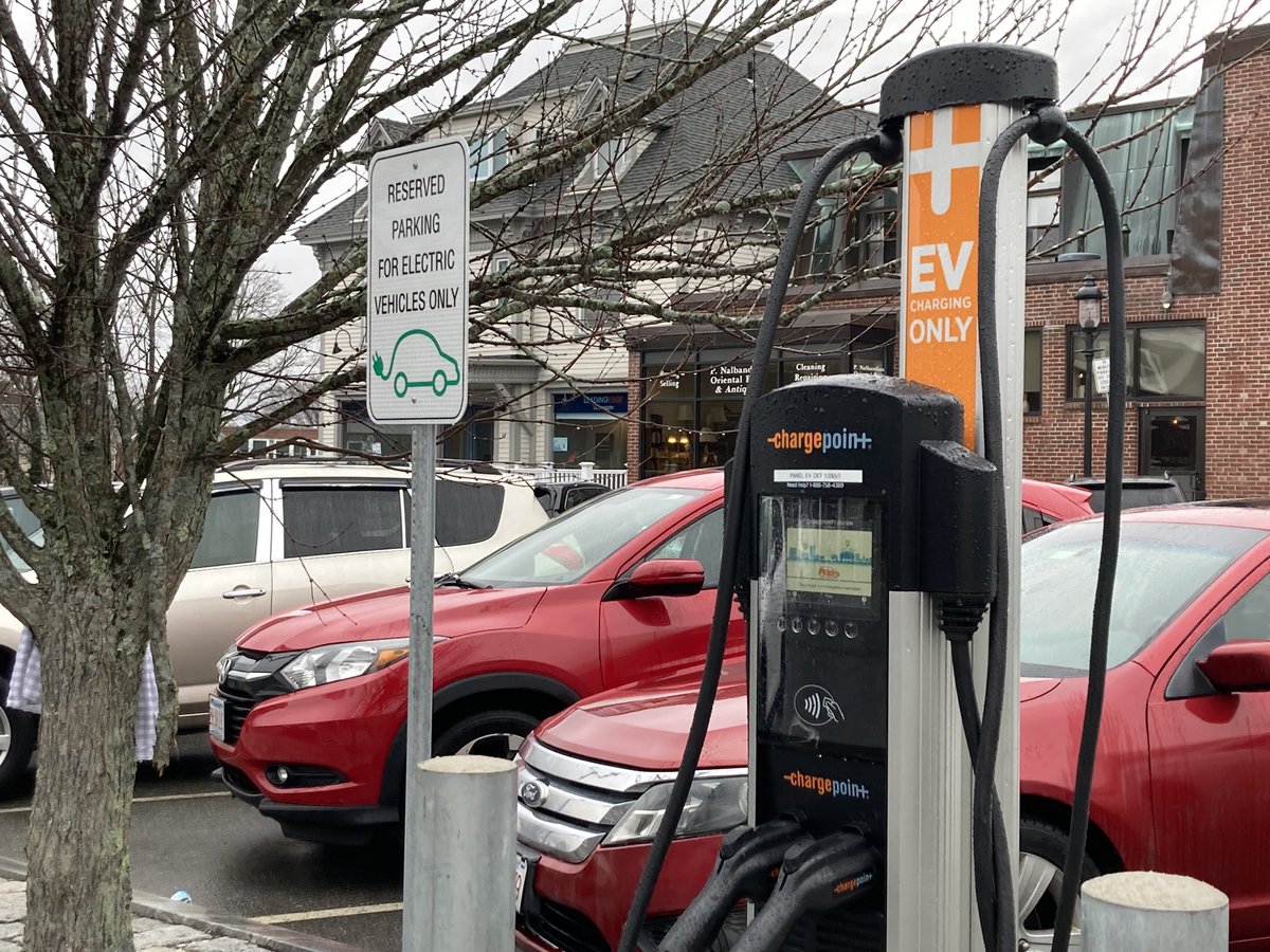 Level 2 EV chargers in Downtown Andover now active! Thanks <a href="/MassDEP/">MassDEP</a> and <a href="/AndoverMaGov/">Town of Andover, MA</a> Facilities and <a href="/AndoverDPW/">Andover DPW</a> team!