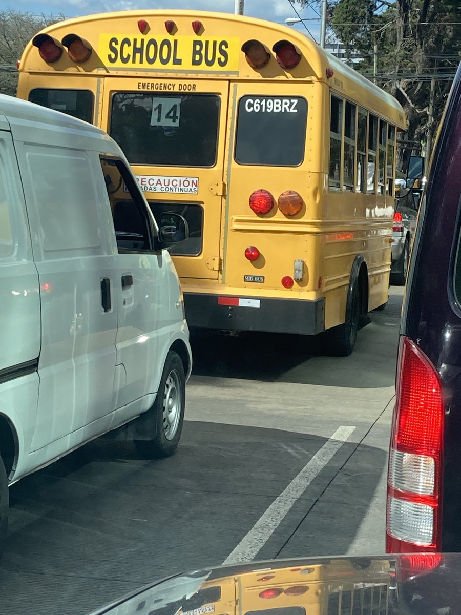 Este animal del bus escolar se caba de pasar todos los altos del carril auxiliar de Reforma vía norte. TODOS