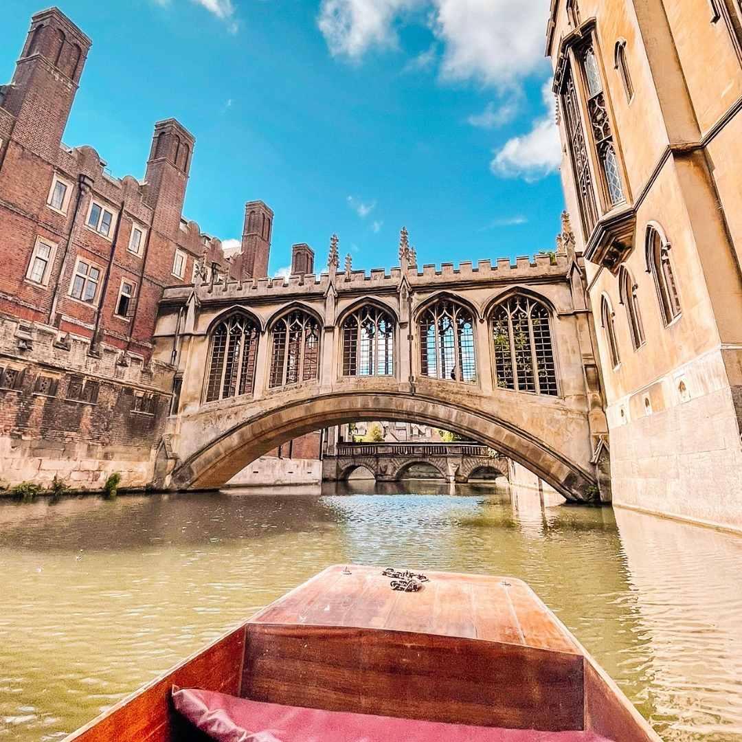 UKTravelPlans's tweet photo. Gliding along the tranquil waters of the River Cam, punting in Cambridge is an experience like no other. Admiring the historic architecture and lush greenery that surrounds the river, you'll feel as though you've stepped back in time. Whether you're a visitor or a local, punting https://t.co/Oe7behmaek
